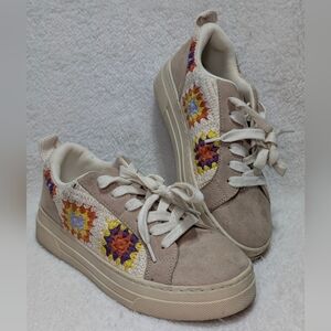 Steve Madden Girls Size 3 Tan Sneakers Crochet Sides Granny Squares